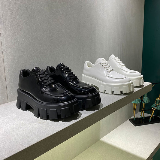 Stylish High-Heel Boots: A Woman With a Platform and a Single Shoe | Enigma Paris.