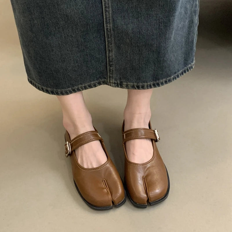 SUOJIALUN Autumn Women Flat Shoes Fashion Split Toe Flat Heel Laofer Shoes Shallow Soft Leather Casual Outdoor Mary Jane Shoes