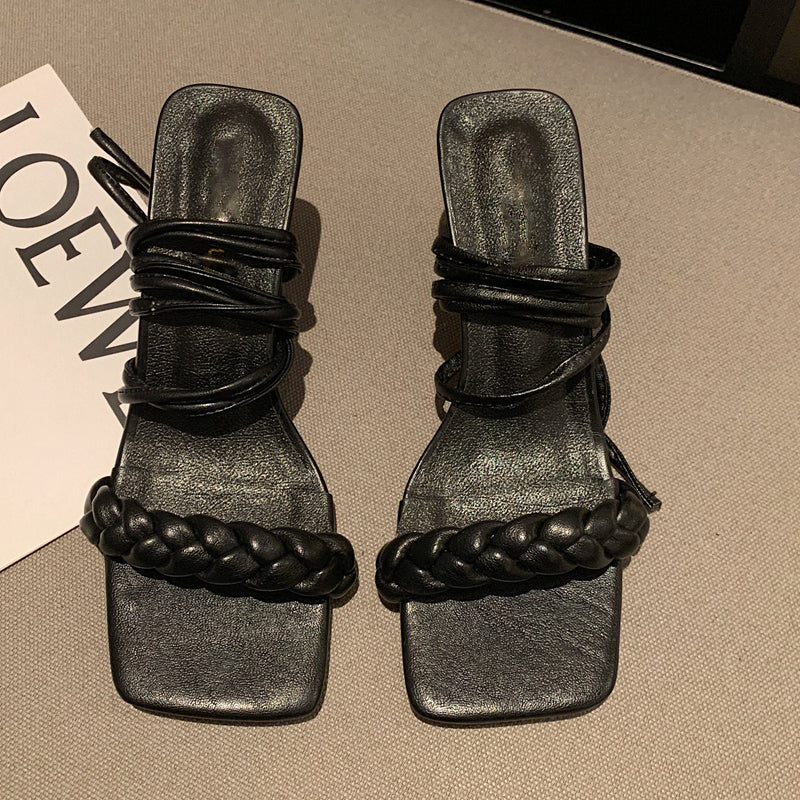 Candy Sandalen mit eckigem Saum und gekreuzten Riemen
