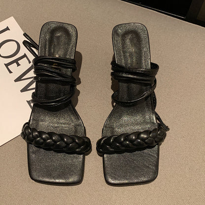 Candy Sandalen mit eckigem Saum und gekreuzten Riemen
