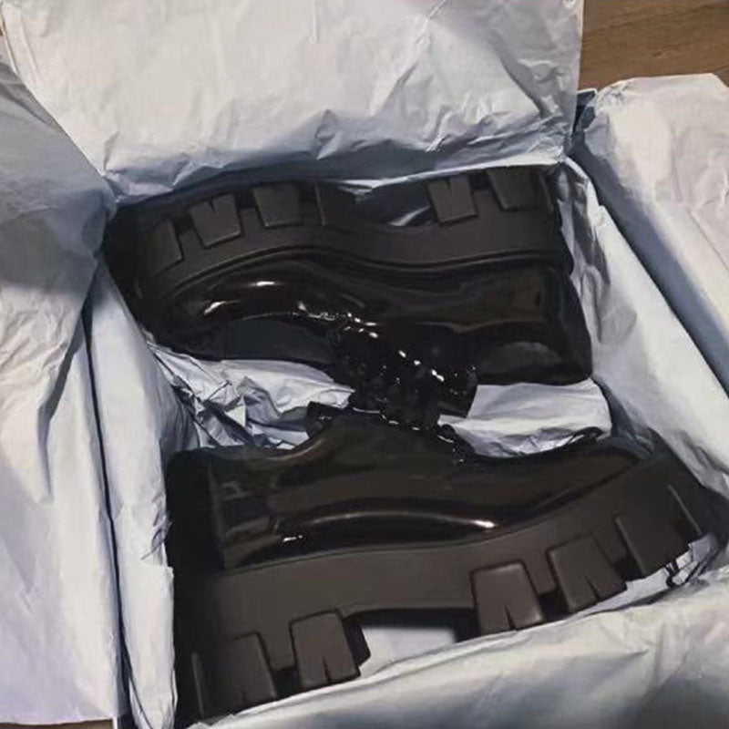 Stylish High-Heel Boots: A Woman With a Platform and a Single Shoe | Enigma Paris.