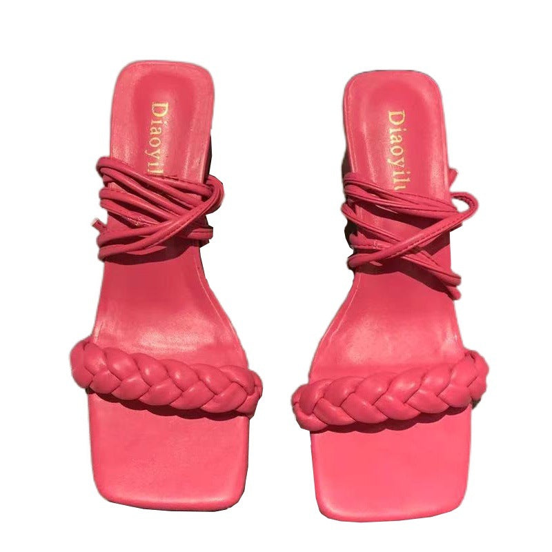 Candy Sandalen mit eckigem Saum und gekreuzten Riemen