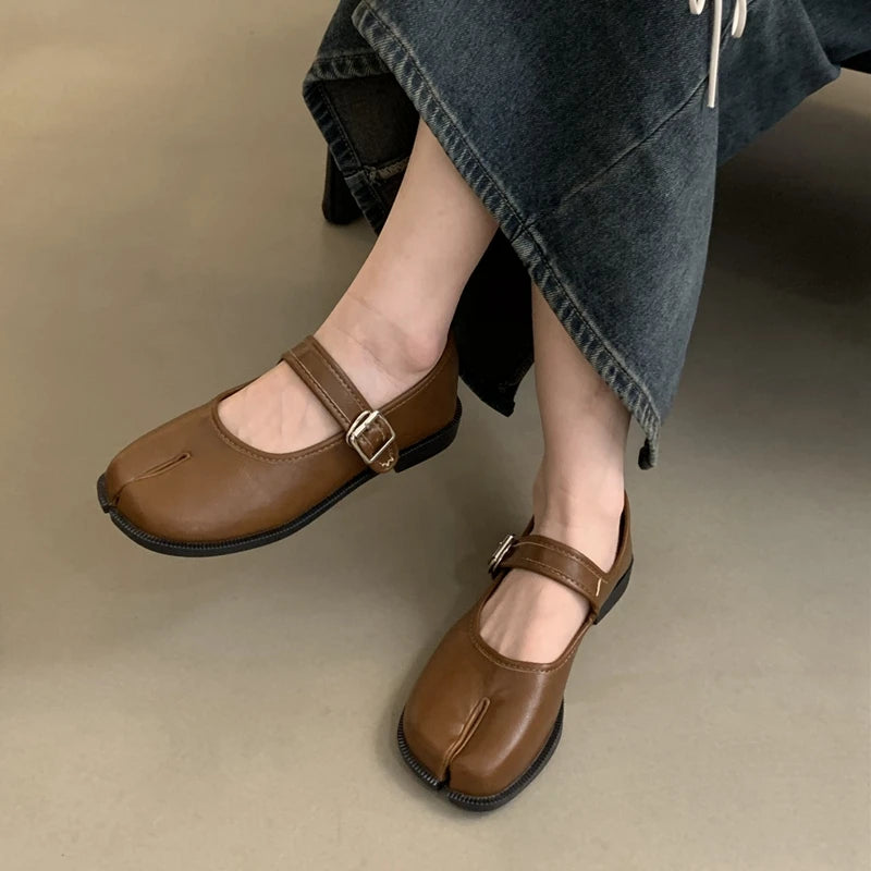 SUOJIALUN Autumn Women Flat Shoes Fashion Split Toe Flat Heel Laofer Shoes Shallow Soft Leather Casual Outdoor Mary Jane Shoes