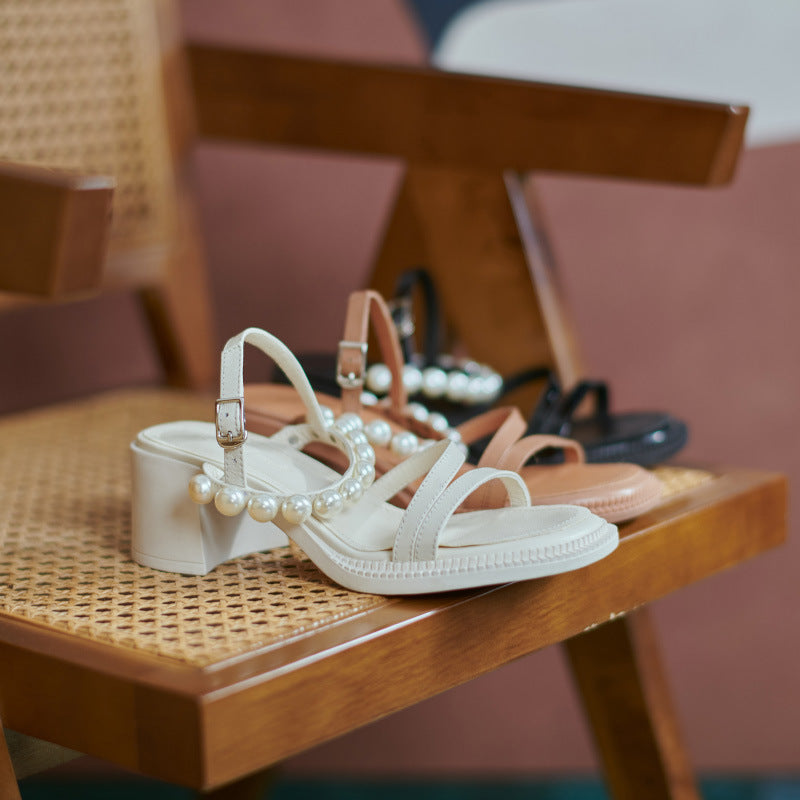 Lady's Sandals With Sweet Pearls