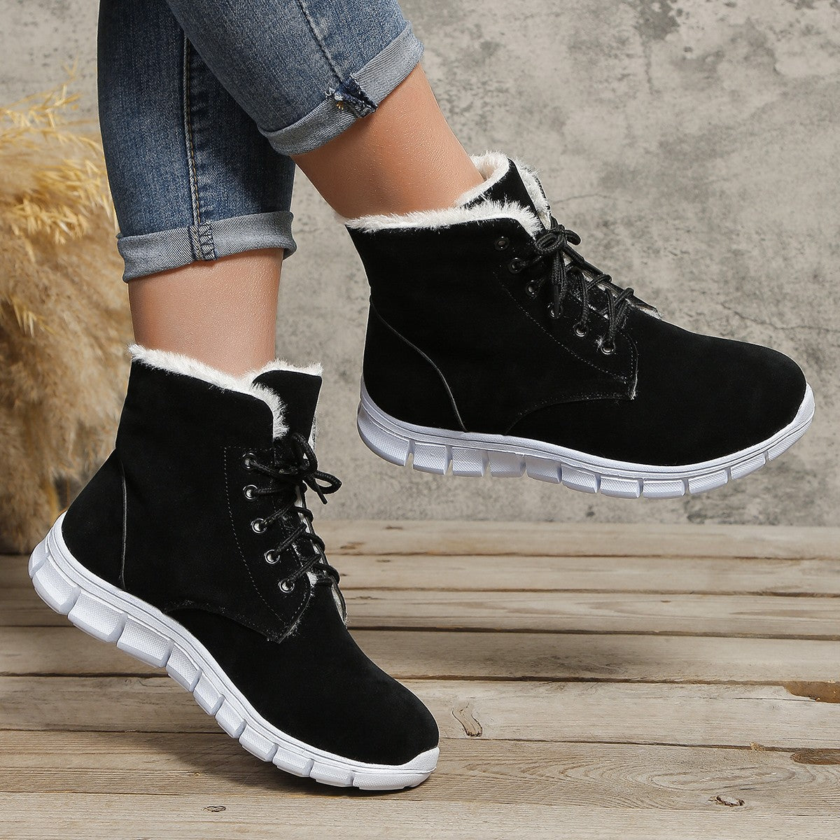 Women's Plus Size Fashionable Flat Plush Boots - Stylish and Comfortable Footwear.